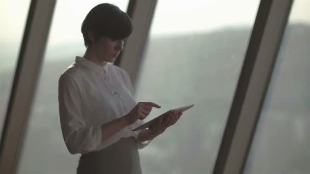 Femme d'affaires travaillant sur tablette — Video