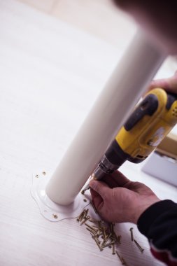 Tamirci sondaj makinesi ile çalışma