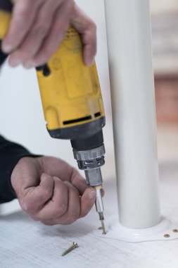 Tamirci sondaj makinesi ile çalışma