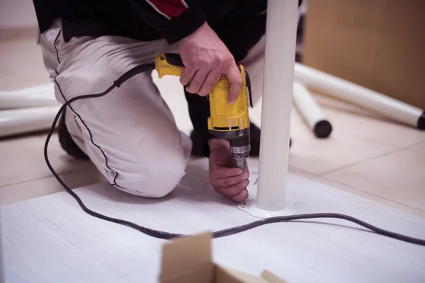 Reparador trabalhando com máquina de perfuração — Fotografia de Stock