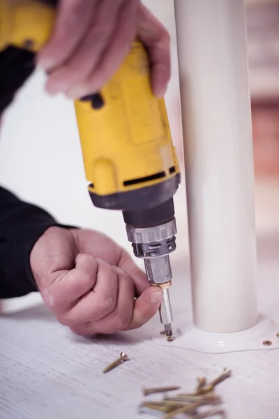 Reparateur werken met het boren van de machine — Stockfoto