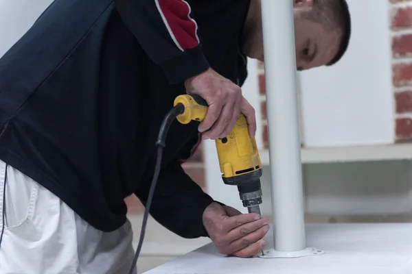 Reparador que trabaja con la máquina de perforación — Foto de Stock