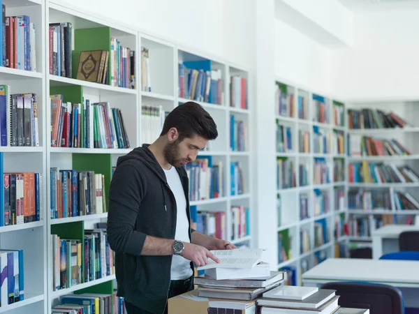 Estudante na Biblioteca Escolar — Fotografia de Stock