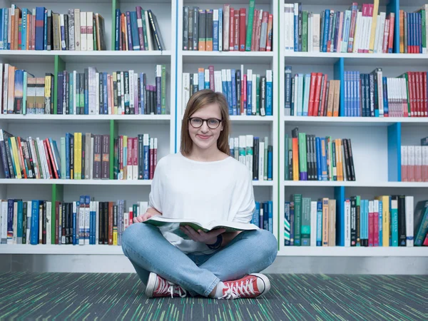 Estudante leitura livro menina na biblioteca — Fotografia de Stock