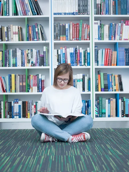 Estudante leitura livro menina na biblioteca — Fotografia de Stock