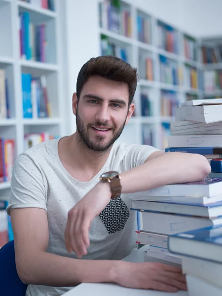 Student ve školní knihovně — Stock fotografie