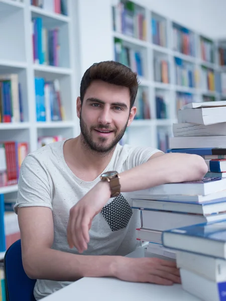 Estudante na Biblioteca Escolar — Fotografia de Stock