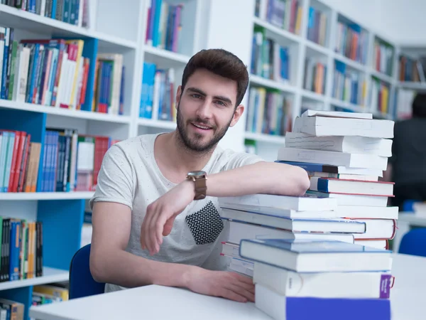 Student ve školní knihovně — Stock fotografie