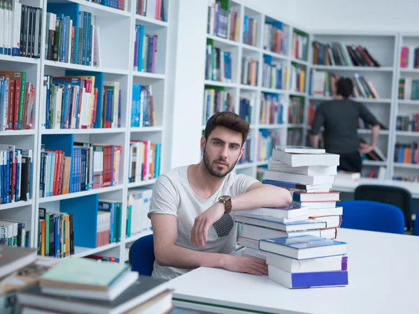 Student in schoolbibliotheek — Stockfoto