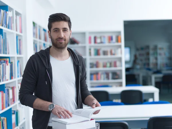 Estudiante en la biblioteca escolar — Foto de Stock