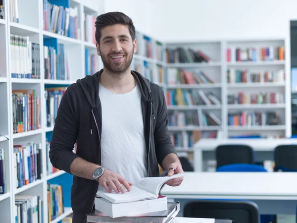 Student ve školní knihovně — Stock fotografie