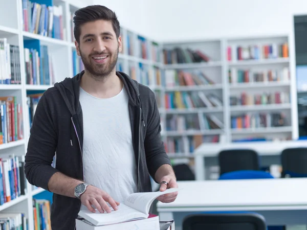 Estudante na Biblioteca Escolar — Fotografia de Stock