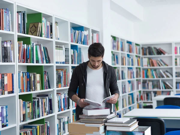 Studente in biblioteca scolastica — Foto Stock