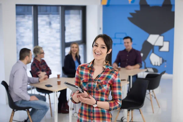 Portret van jonge zakenvrouw op kantoor met team — Stockfoto