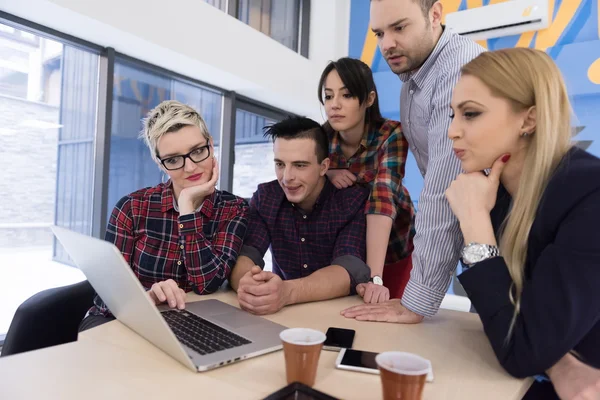 Equipo de negocios de inicio en la reunión en la oficina moderna —  Fotos de Stock