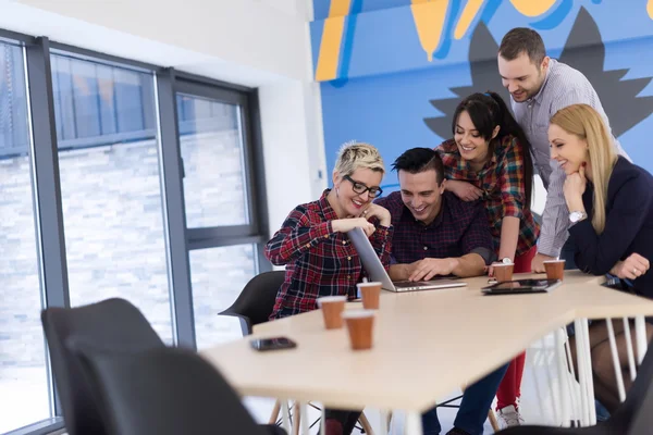 Команда стартапов на встрече в современном офисе — стоковое фото