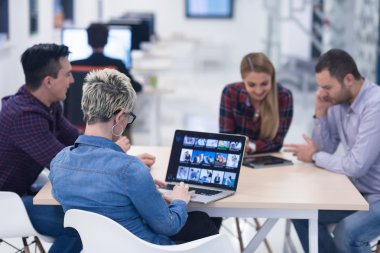 başlangıç iş takım modern ofis toplantıda üzerinde