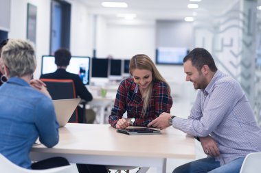 başlangıç iş takım modern ofis toplantıda üzerinde