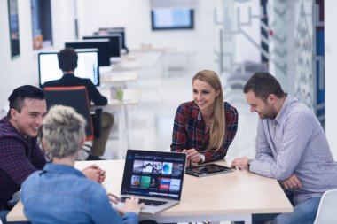 başlangıç iş takım modern ofis toplantıda üzerinde
