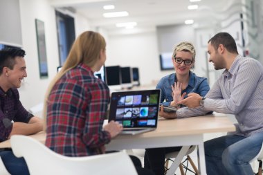 başlangıç iş takım modern ofis toplantıda üzerinde