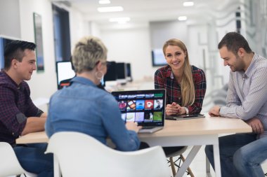 başlangıç iş takım modern ofis toplantıda üzerinde