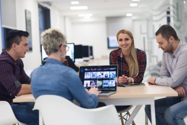 başlangıç iş takım modern ofis toplantıda üzerinde