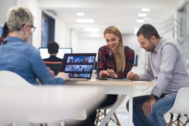 başlangıç iş takım modern ofis toplantıda üzerinde