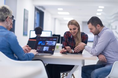 başlangıç iş takım modern ofis toplantıda üzerinde