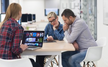 başlangıç iş takım modern ofis toplantıda üzerinde