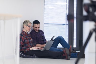 başlangıç iş, ofis dizüstü bilgisayar üzerinde çalışan çift