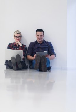 başlangıç iş, ofis dizüstü bilgisayar üzerinde çalışan çift