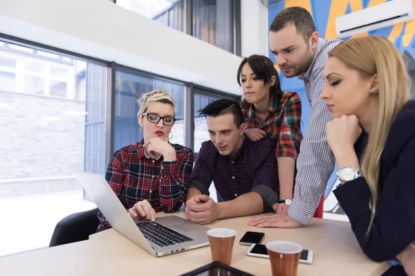 Startup business team in riunione presso l'ufficio moderno — Foto Stock