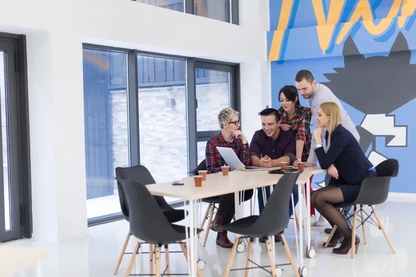 Equipe de negócios de inicialização em reunião no escritório moderno — Fotografia de Stock