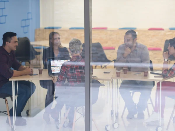 Equipo de negocios de inicio en la reunión en la oficina moderna — Foto de Stock