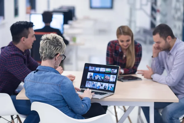 Équipe d'affaires de démarrage sur la réunion au bureau moderne — Photo