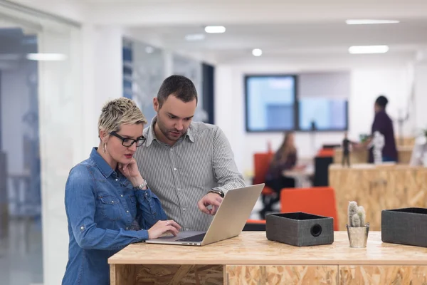 Les gens d'affaires en démarrage sur la réunion au bureau moderne — Photo