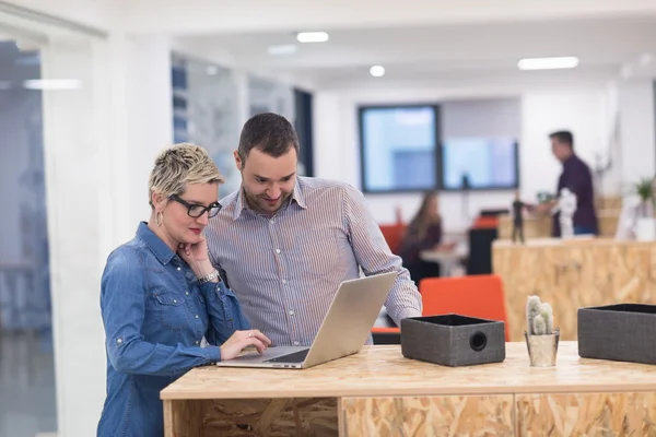 Les gens d'affaires en démarrage sur la réunion au bureau moderne — Photo