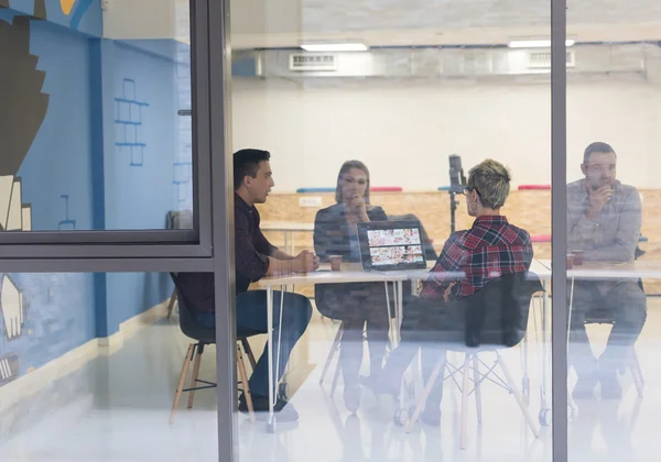 Startup business team in riunione presso l'ufficio moderno — Foto Stock