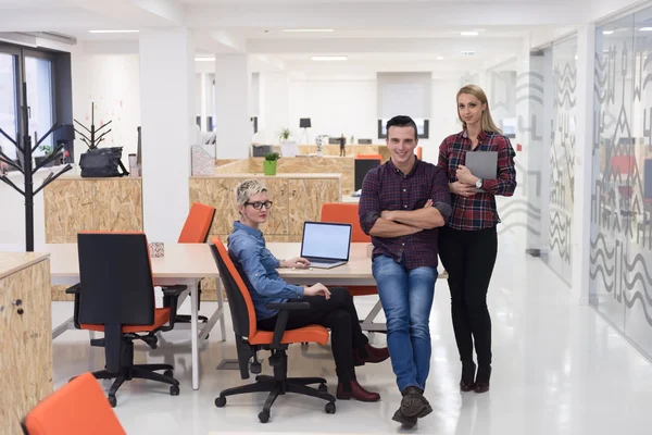 Mensen uit het bedrijfsleven groep portret op moderne kantoor — Stockfoto