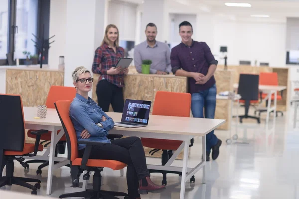 Retrato de grupo de gente de negocios en la oficina moderna —  Fotos de Stock