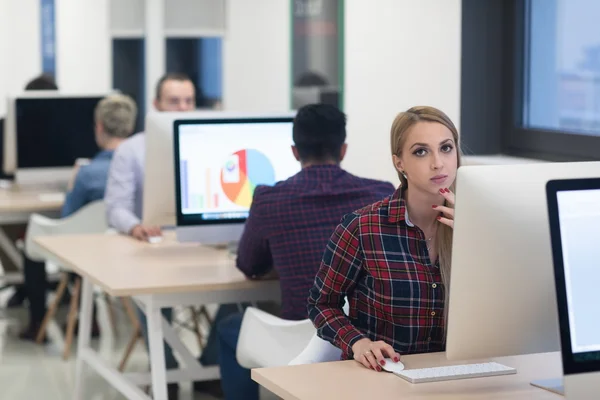 Negócio de inicialização, mulher trabalhando no computador desktop — Fotografia de Stock