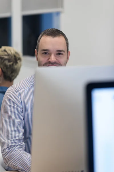 Start-up-Unternehmen, Softwareentwickler, der am Desktop-Computer arbeitet — Stockfoto