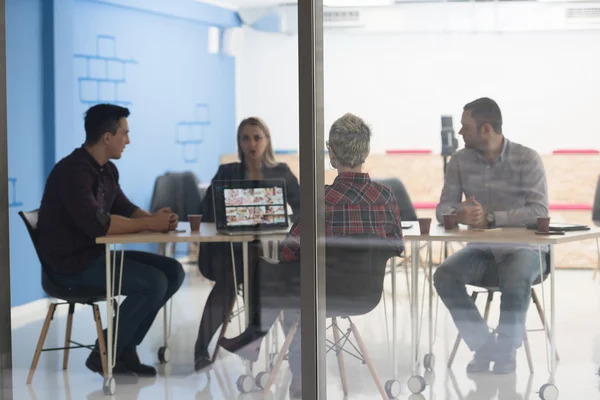 Equipo de negocios de inicio en la reunión en la oficina moderna — Foto de Stock