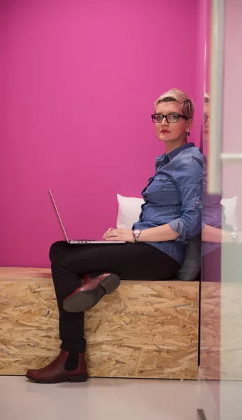 Kvinna i crative box arbetar på bärbar dator — Stockfoto