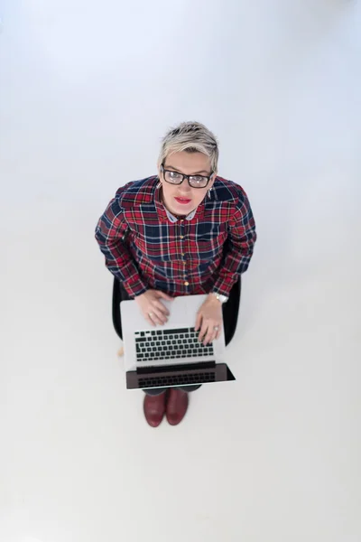 Dizüstü bilgisayar üzerinde çalışan genç iş kadını Üstten Görünüm — Stok fotoğraf