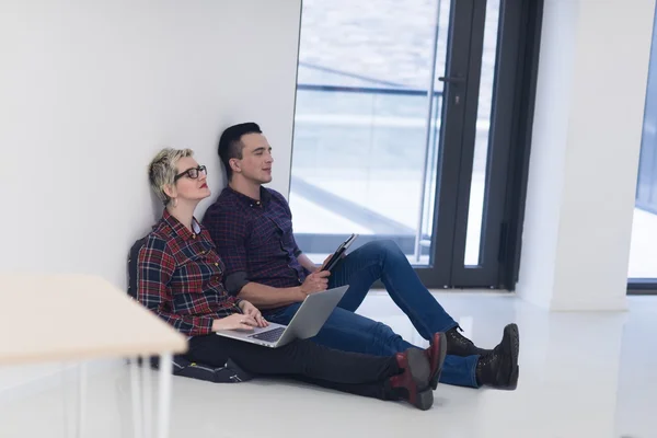 Negócio de inicialização, casal trabalhando no computador portátil no escritório — Fotografia de Stock