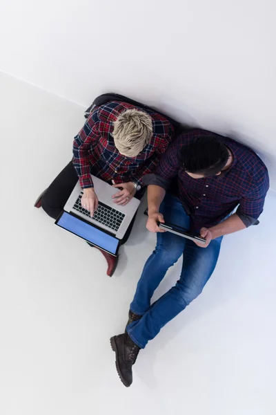 Vista superior do casal que trabalha no computador portátil no escritório de inicialização — Fotografia de Stock