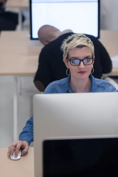 Negócio de inicialização, mulher trabalhando no computador desktop — Fotografia de Stock