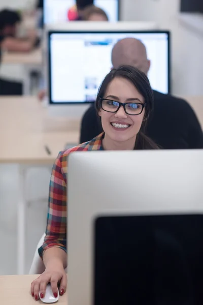 Negócio de inicialização, mulher trabalhando no computador desktop — Fotografia de Stock