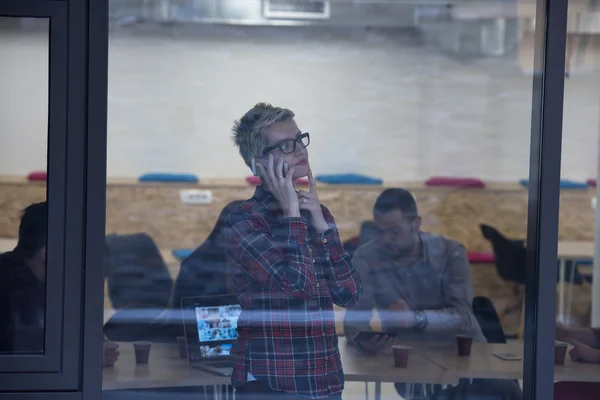 Mujer de negocios en la sala de reuniones hablando por teléfono celular — Foto de Stock